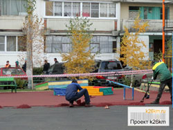 На детских площадках наносят травмобезопасное покрытие