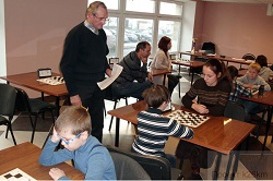 Школьники сразились в шашки и шахматы