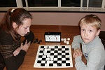 Школьники сразились в шашки и шахматы