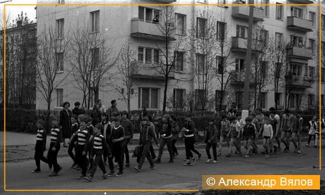 Спортивный праздник, шествие по Черепановскому проспекту возле д.9